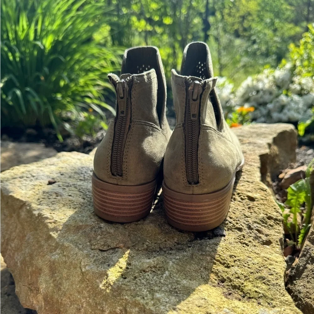 Francesca’s olive green booties size 8 1/2m